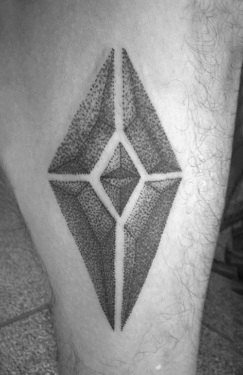 Tatuagem geométrica em dotwork