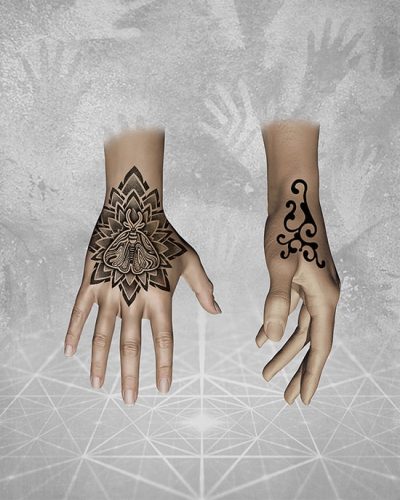 Tatuagem na Mão com Mandala e Mariposa e outra com Grafismo Indígena