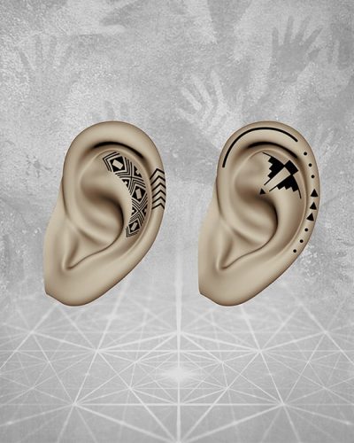 Tatuagem em duas Orelhas com Grafismos Indígenas